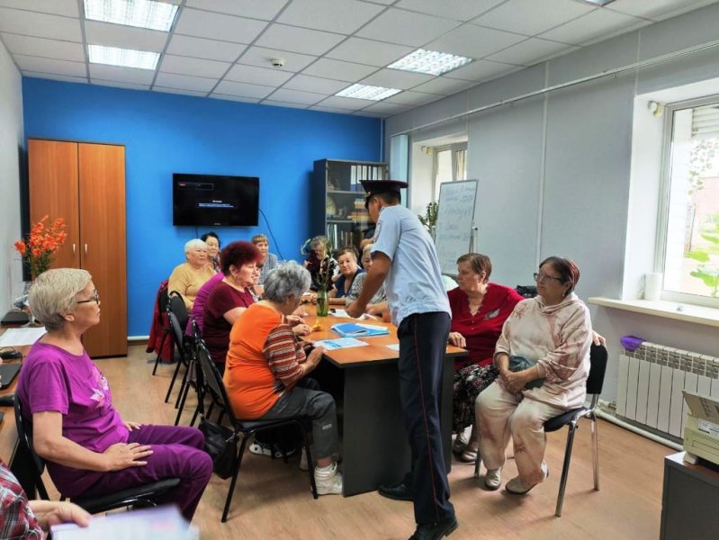 В Селенгинском районе Бурятии полицейские посетили Центр общения старшего поколения
